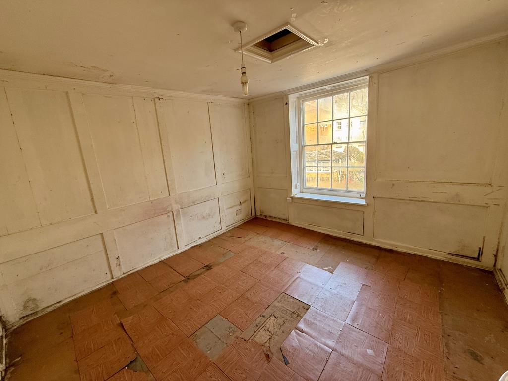 Lot: 161 - TWO-BEDROOM FLAT FOR IMPROVEMENT - Bedroom two